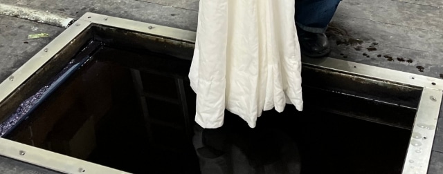 藍染の作業をしている画像