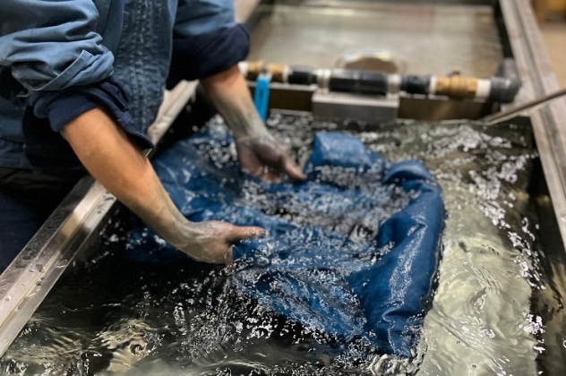 藍染の作業をしている画像