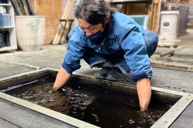 藍染の作業をしている画像